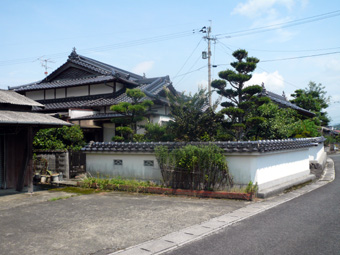 手前が駐車場